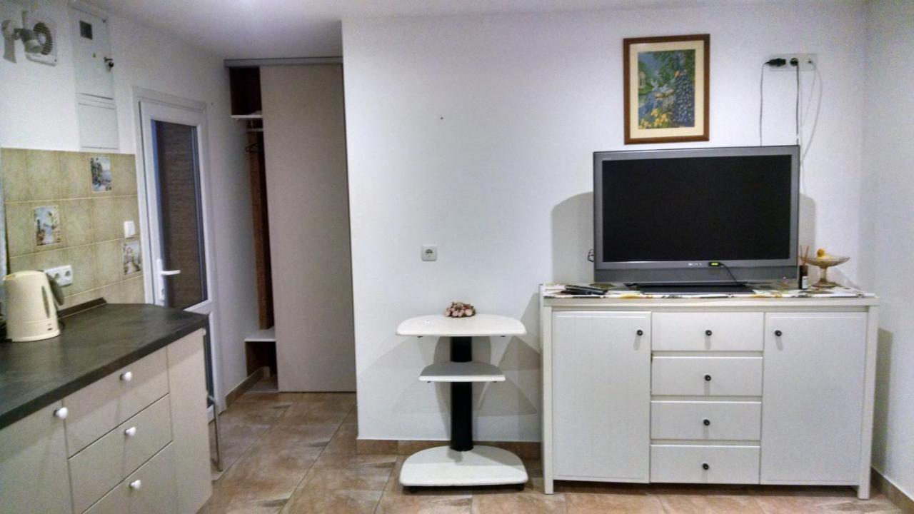 Студия С Двориком В Отраде Odessa Buitenkant foto