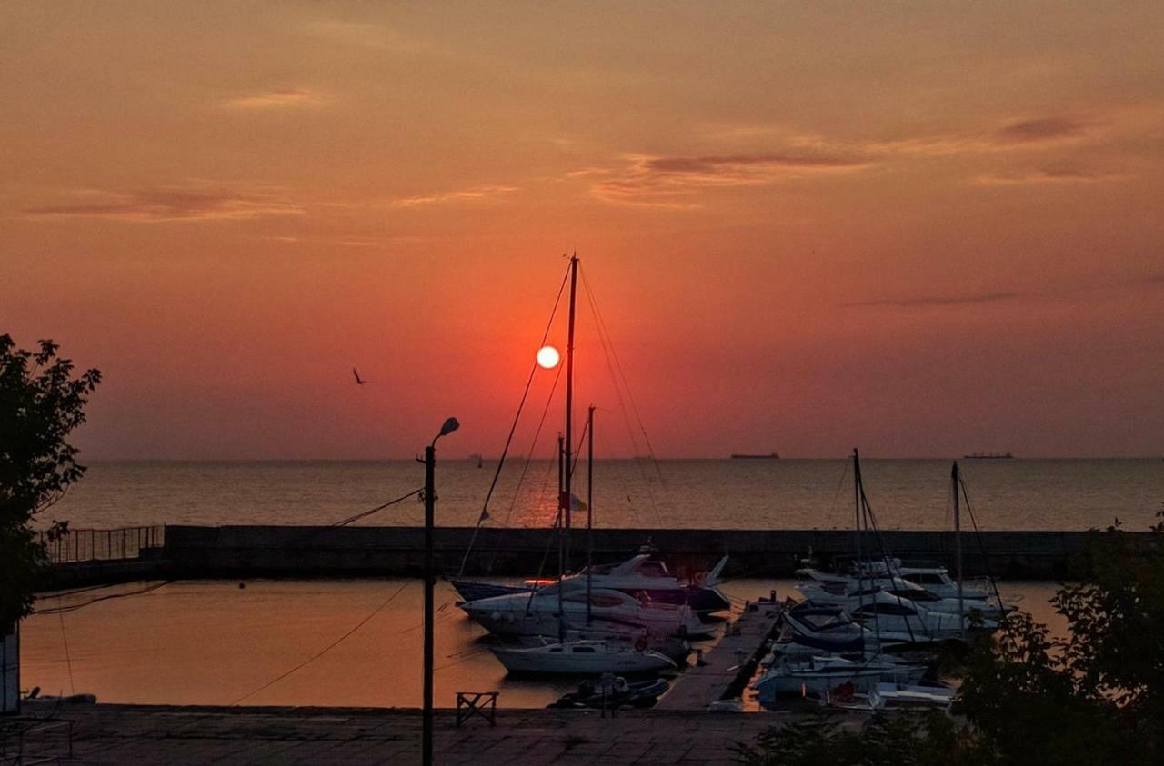 Студия С Двориком В Отраде Odessa Buitenkant foto